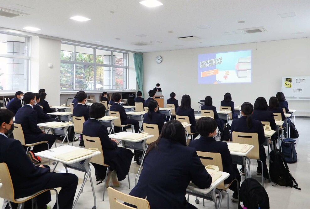 六ケ所高等学校1年生が学校見学に来ました