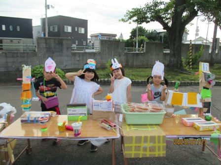 縁日ごっこを楽しむ園児たち