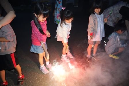 花火を楽しむ園児たち
