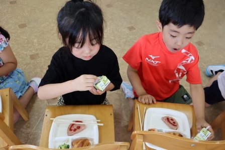 美味しそうに朝食を食べる園児たち