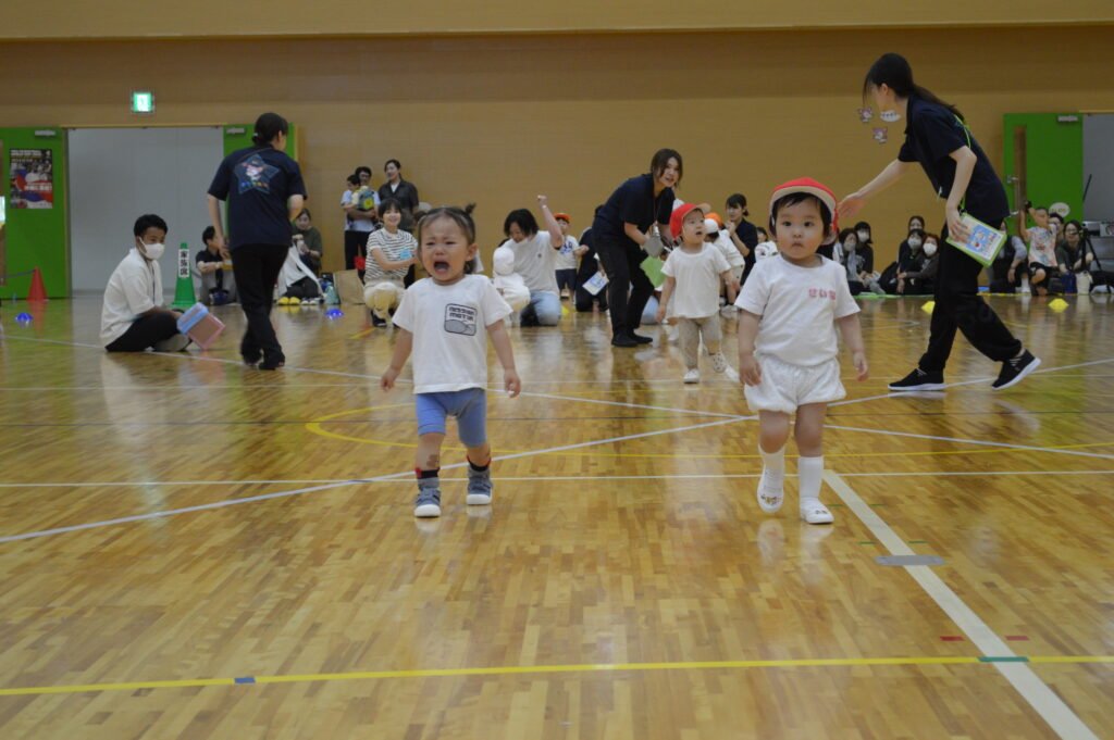 一生懸命走るうぐいす組のお友だち