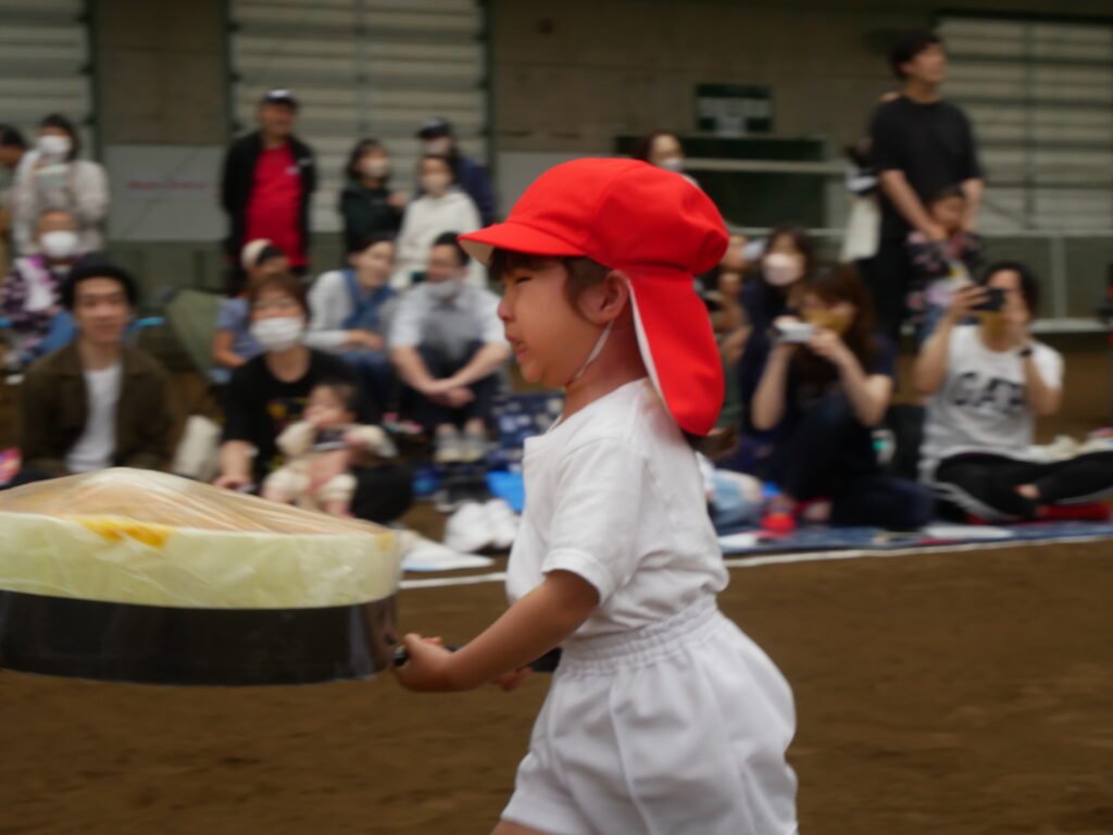 チャレンジ走でゴールを目指して走る園児たち