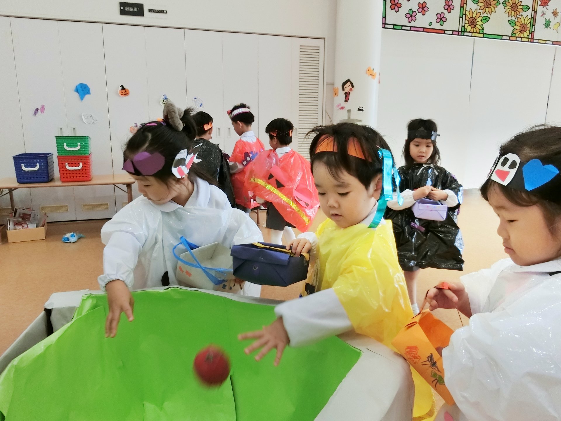 取り返した食材を鍋に戻す子どもたち