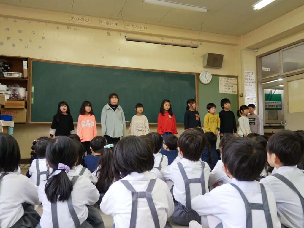 お別れのあいさつをする小学生と園児たち