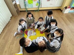 バラバラのパズルを力を合わせて完成させた子どもたち