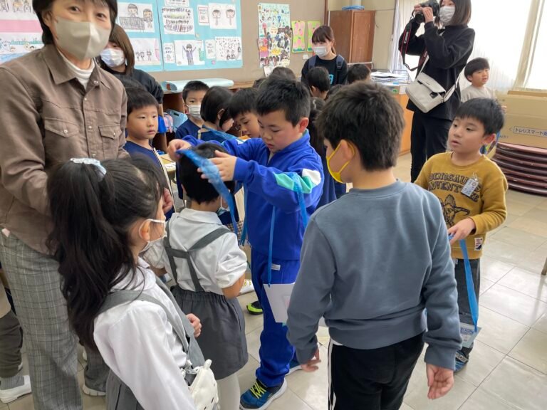 小学生から、一人一人に手作りのバックをプレゼントしてもらいました