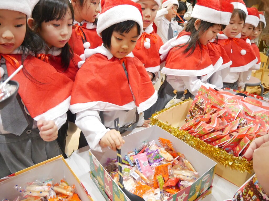 たくさんのお菓子をゲットし、満足気な子どもたち