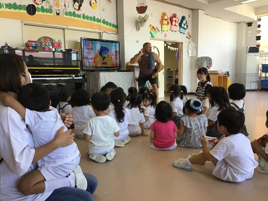 アンジェロ先生と交流する子どもたち