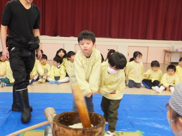 力強く餅つきするリンゴ組の子どもたち