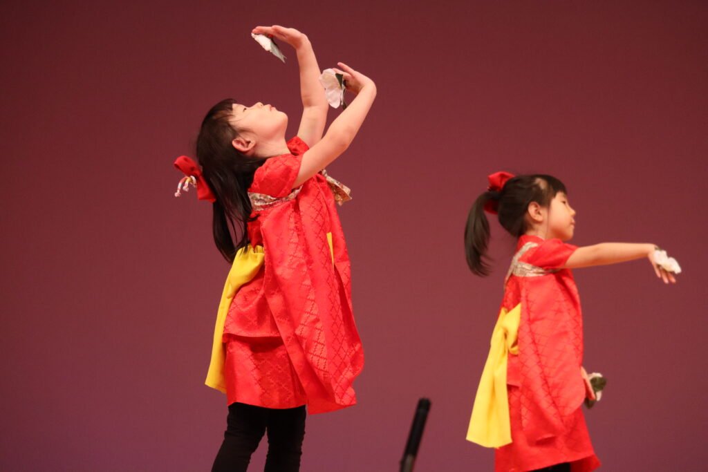 4歳児 もも組 女の子によるお遊戯