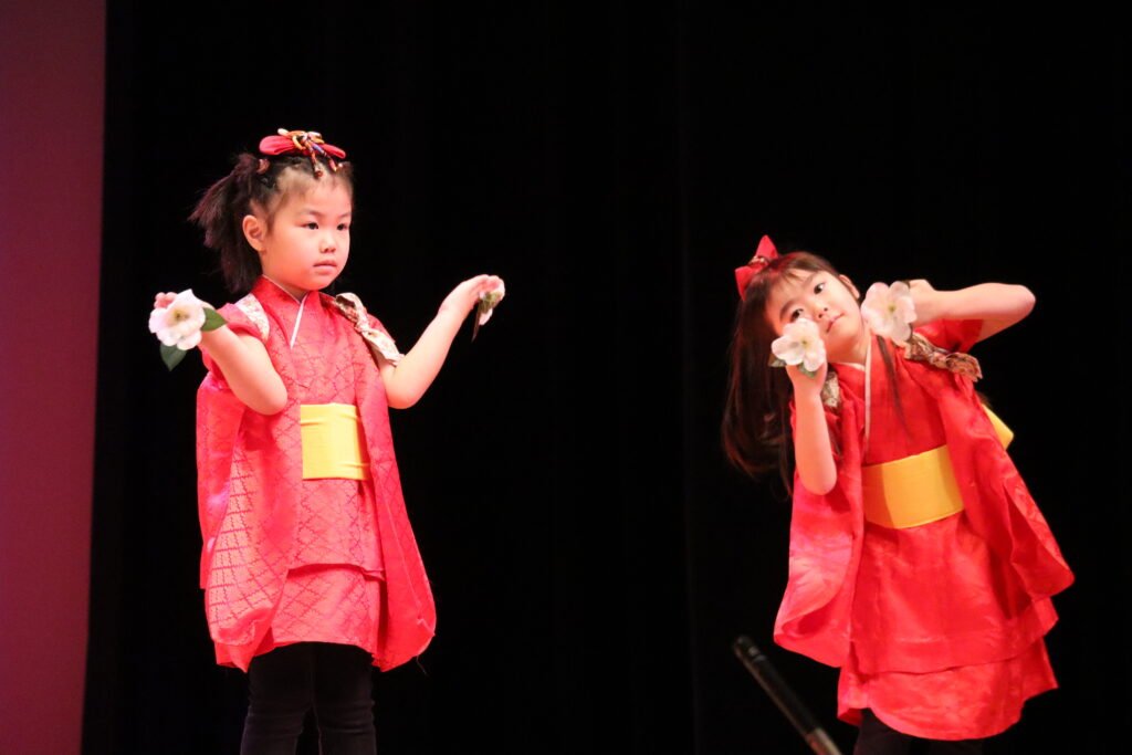 4歳児 もも組 女の子によるお遊戯