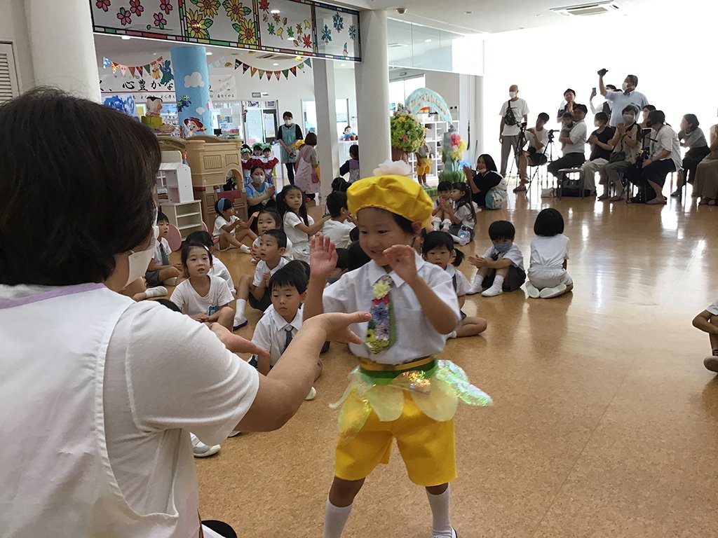 園長先生とハイタッチする誕生児