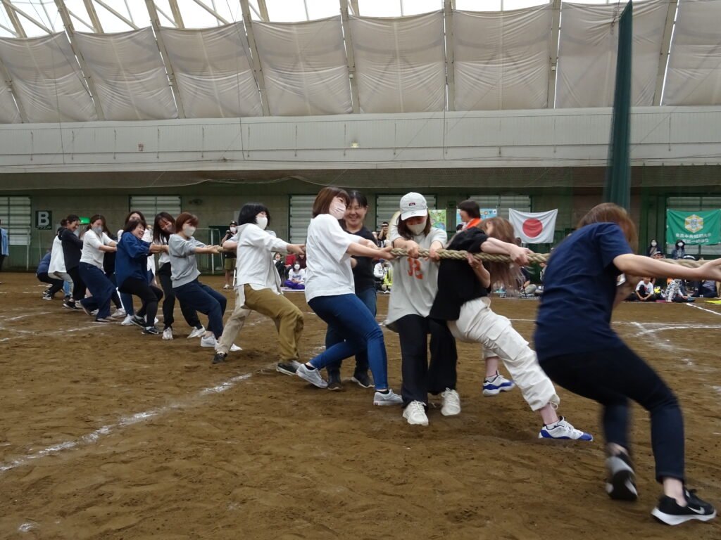 お父さん・お母さんも綱引きをがんばりました