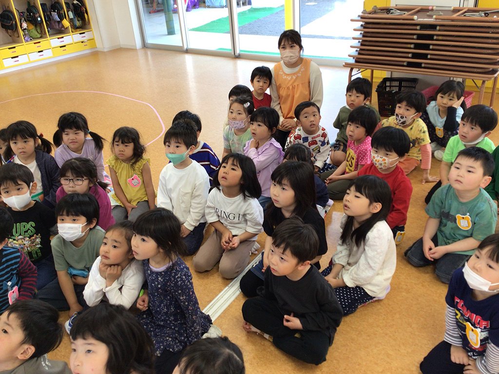 お芋の植え方を真剣に聞く園児たち