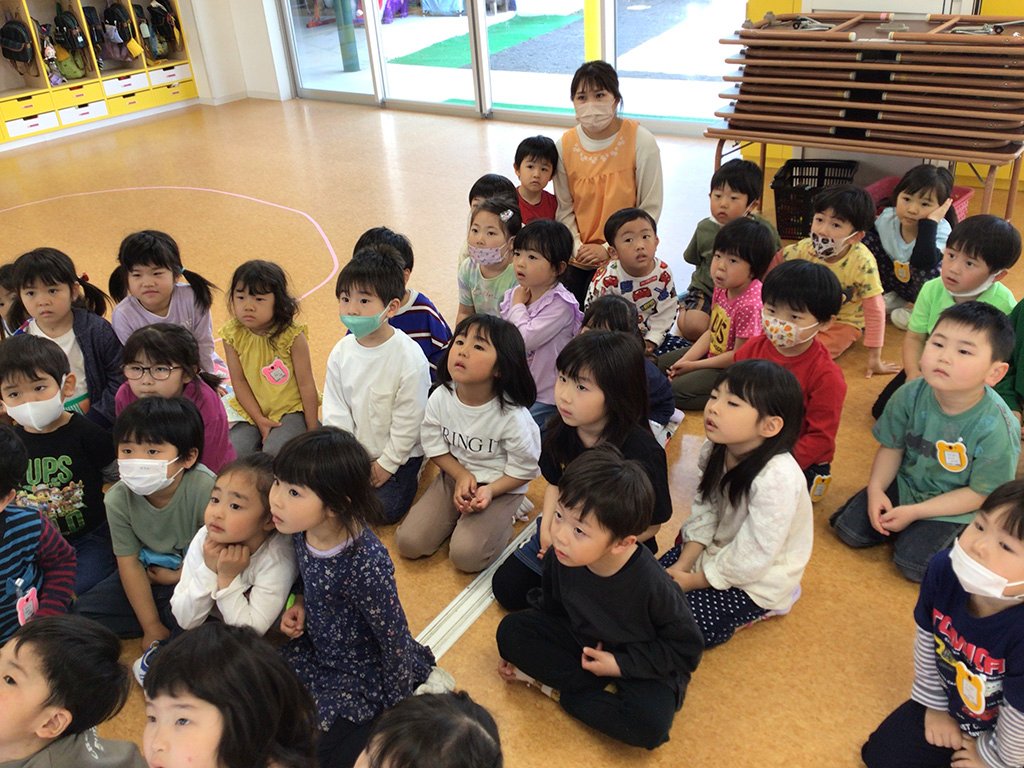 お芋の植え方を真剣に聞く園児たち