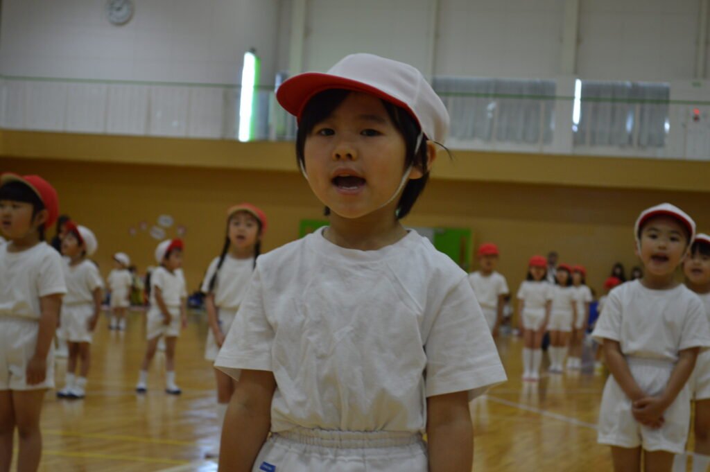 約束の言葉を大きな声で言う園児たち