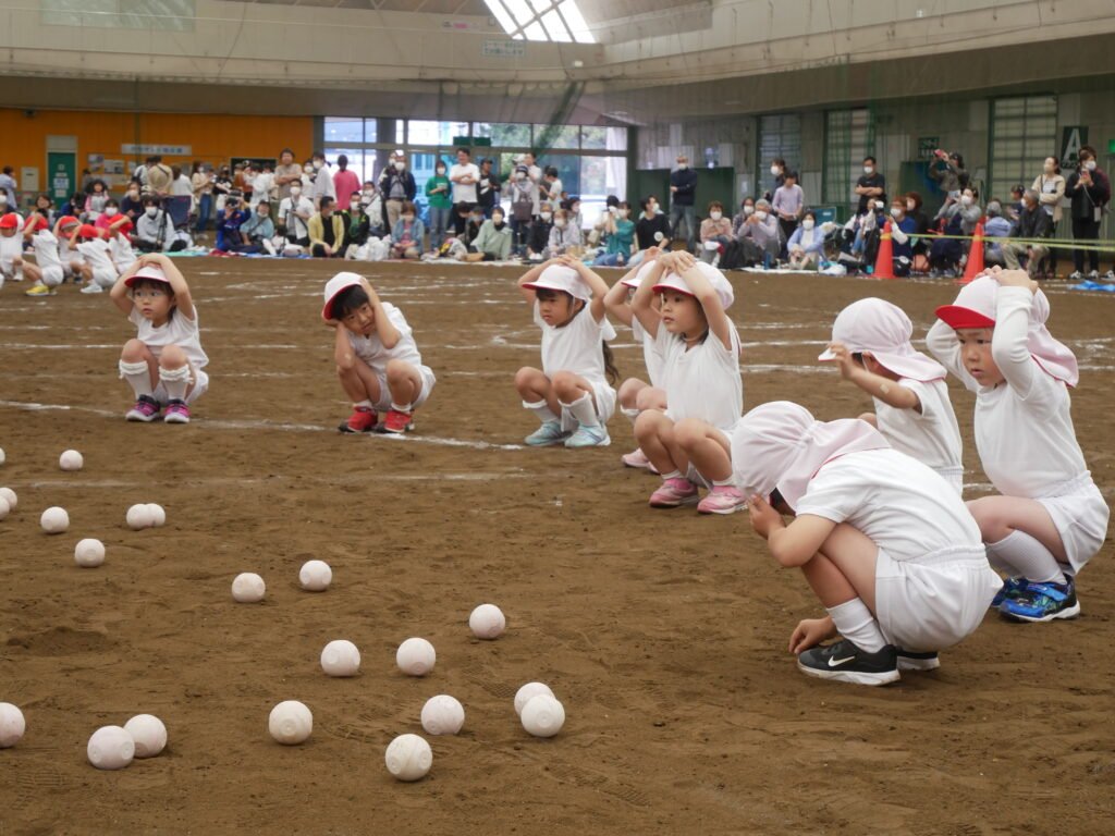 玉入れをする園児たち