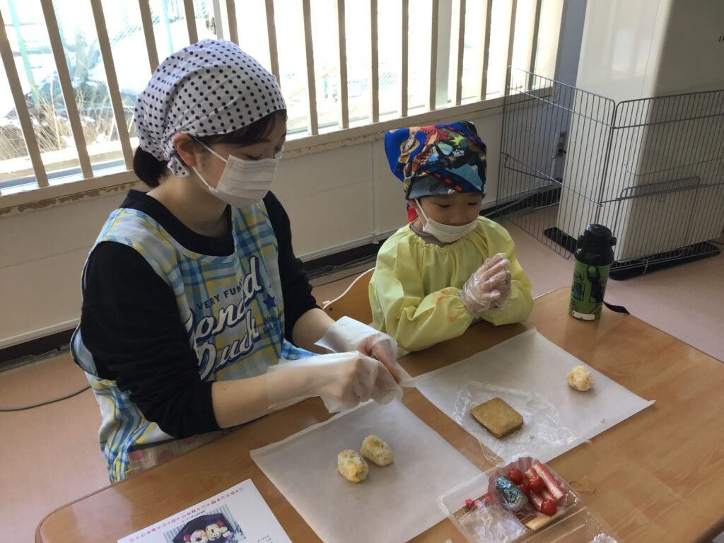 親子で料理を仕上げていきます