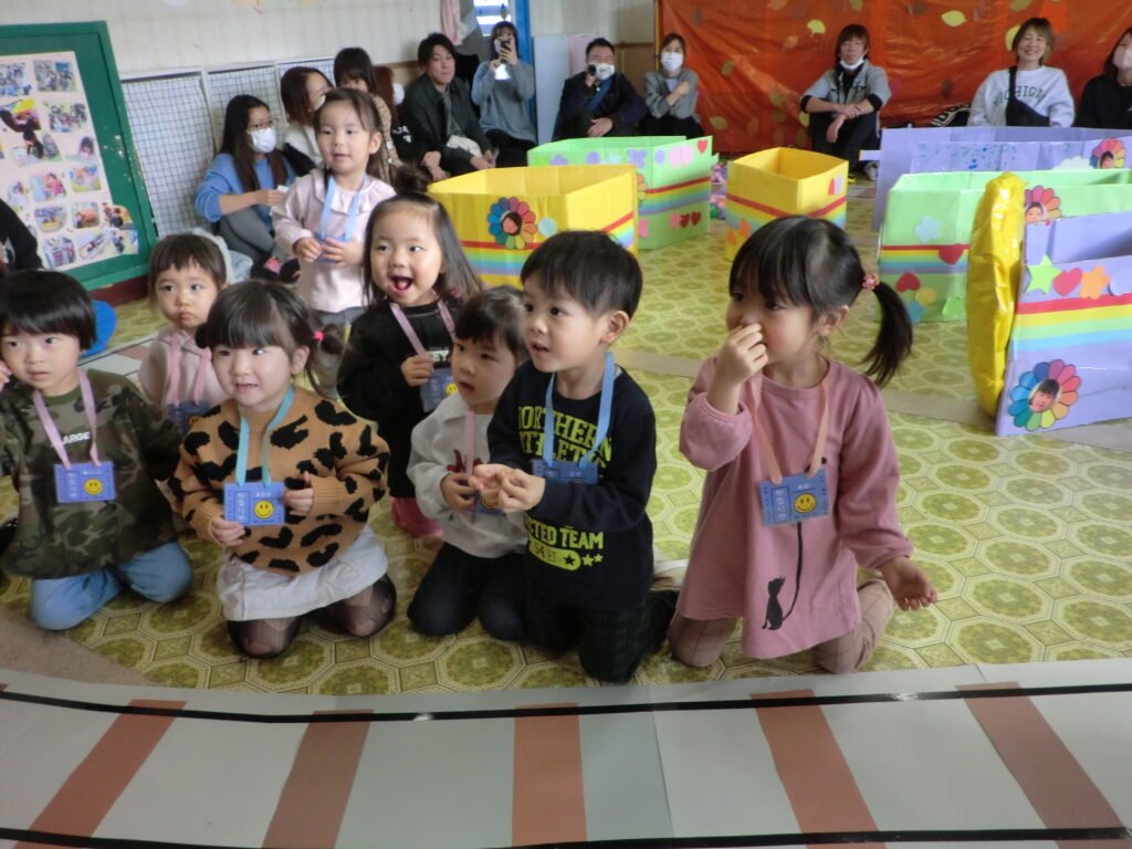 先生達から車掌さんの帽子のプレセントされ、嬉しそうな子どもたち