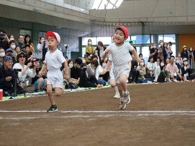 ゴール目指して走る園児たち