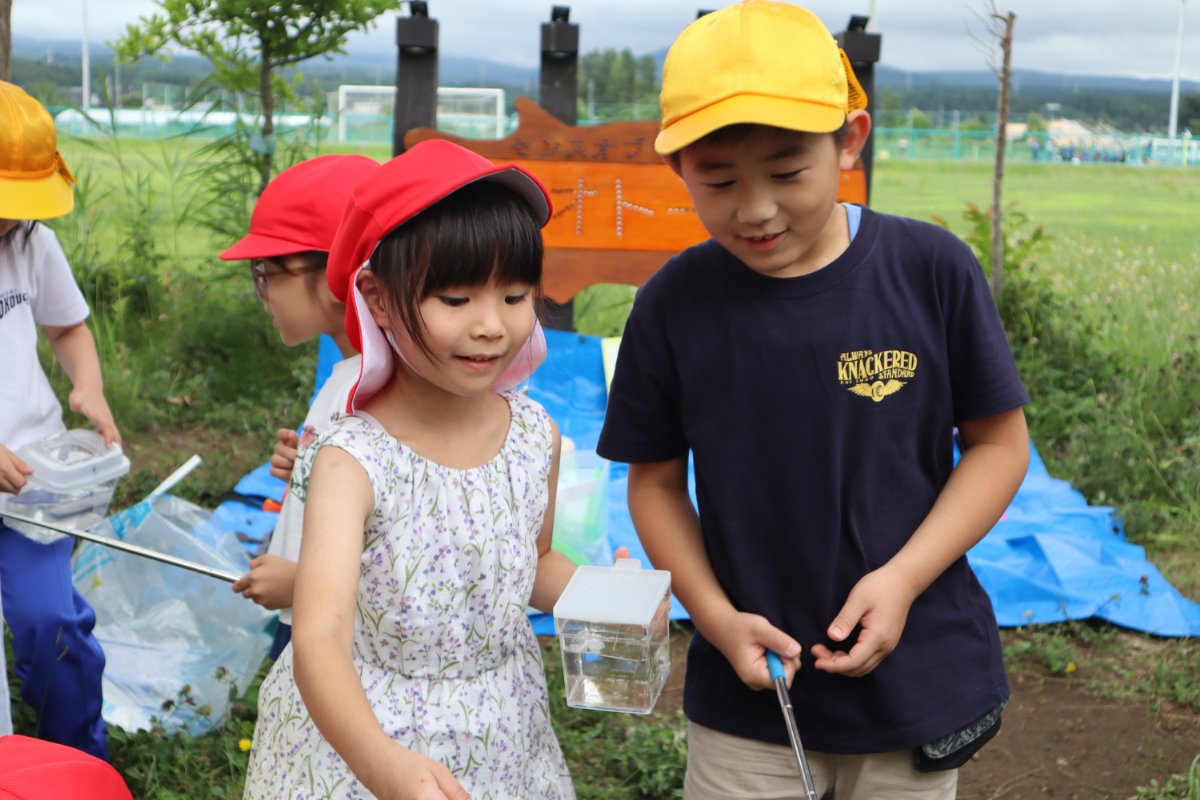 横内小1年生とビオトープで交流会～幼保小連携架け橋プログラム～