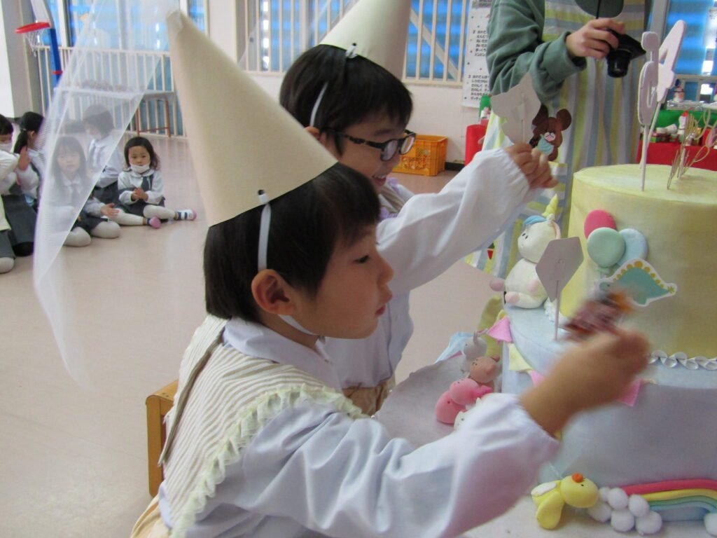 お誕生日ケーキを飾り付する子どもたち