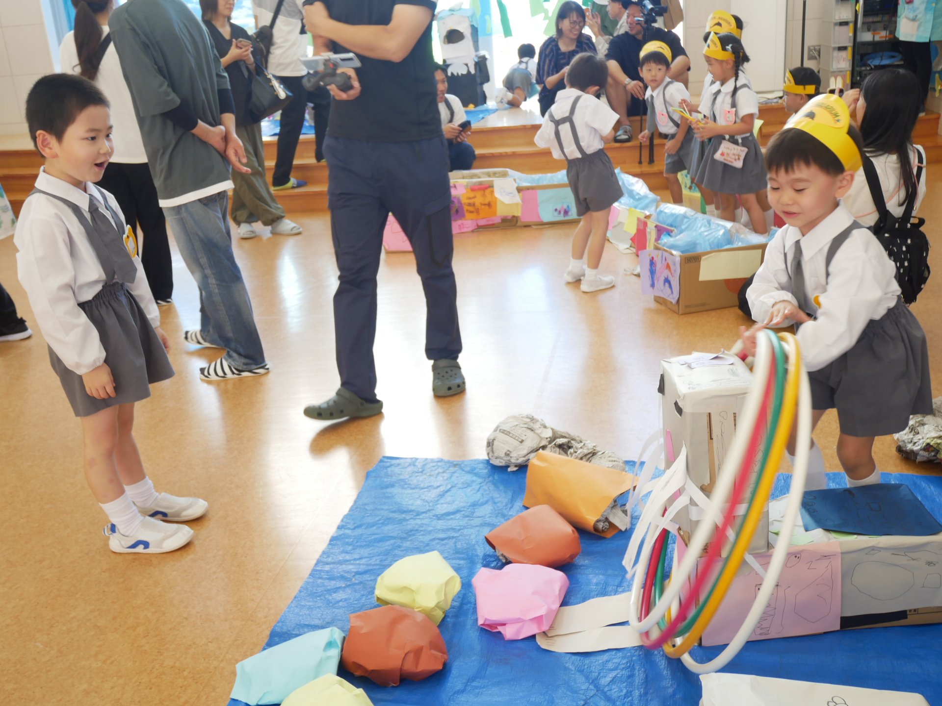 自分たちで作った水族館で楽しむ園児たち