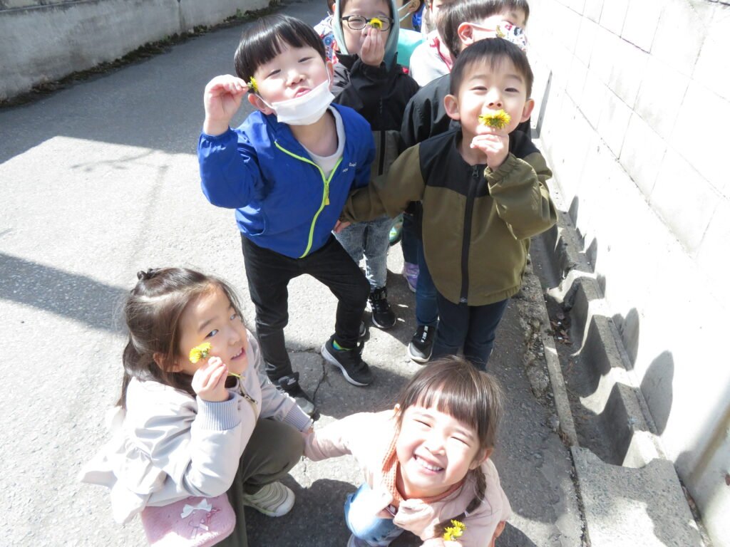 花を探しに散歩に出かける園児たち