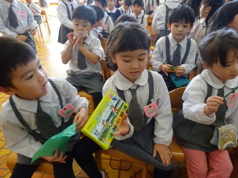 見つけた「緑色」を見せる子どもたち