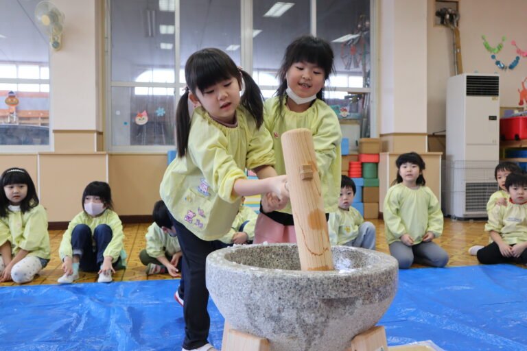 おもちつきの様子：はくちょうぐみ