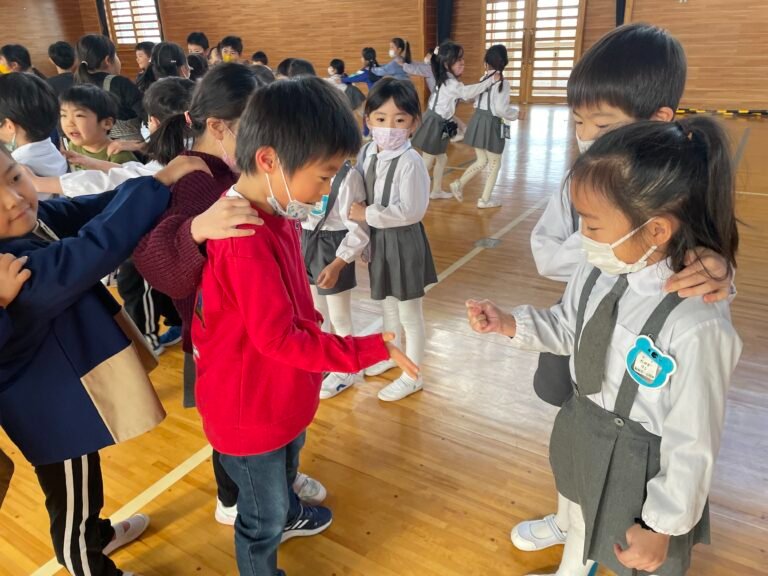 「好きな食べ物は何ですか？」等、質問に答える子どもたち