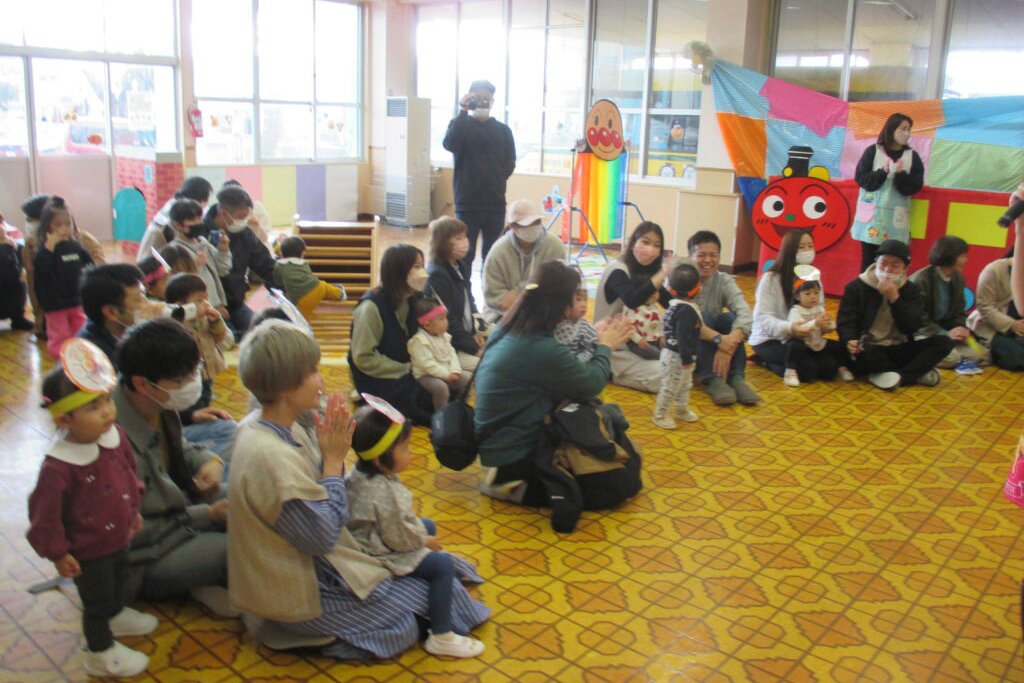 アンパンマン・ばいきんまんとダンスを踊る子どもたち