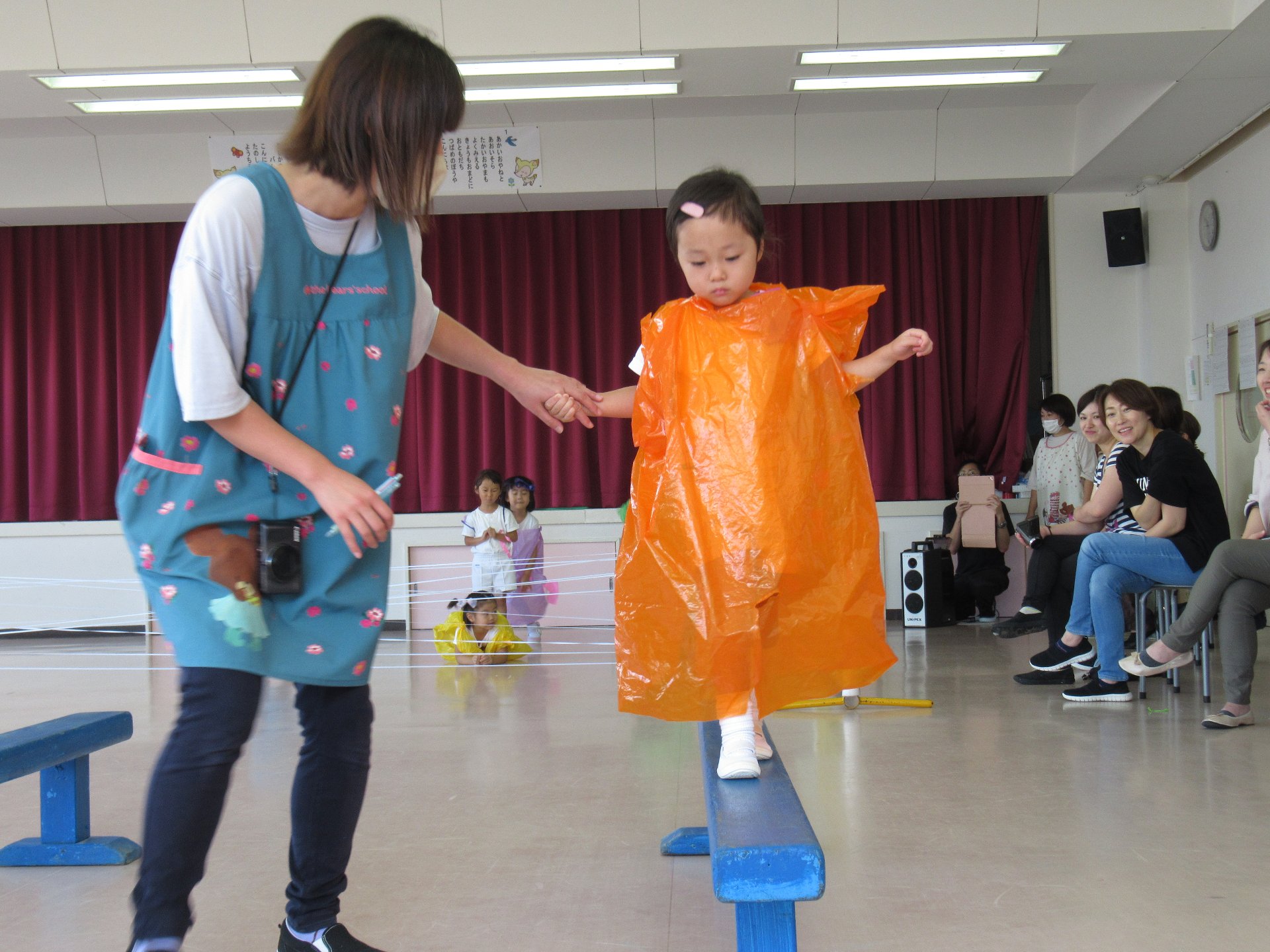 クモの巣くぐり＆平均台渡りに挑戦する園児たち