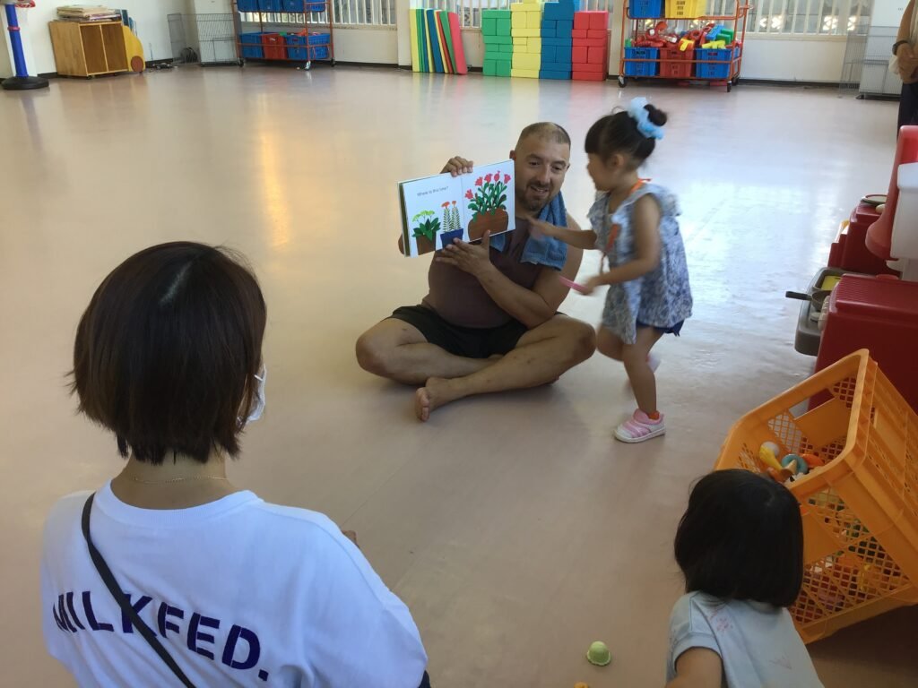 アンジェロ先生と交流する子どもたち