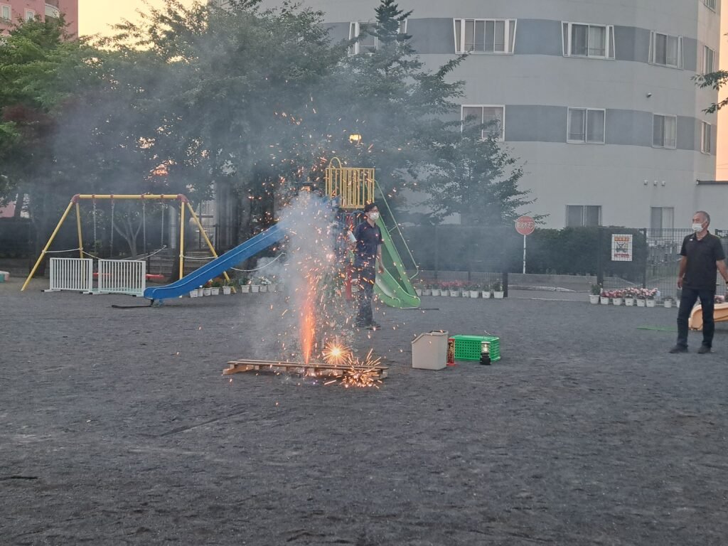 花火を楽しむ園児たち