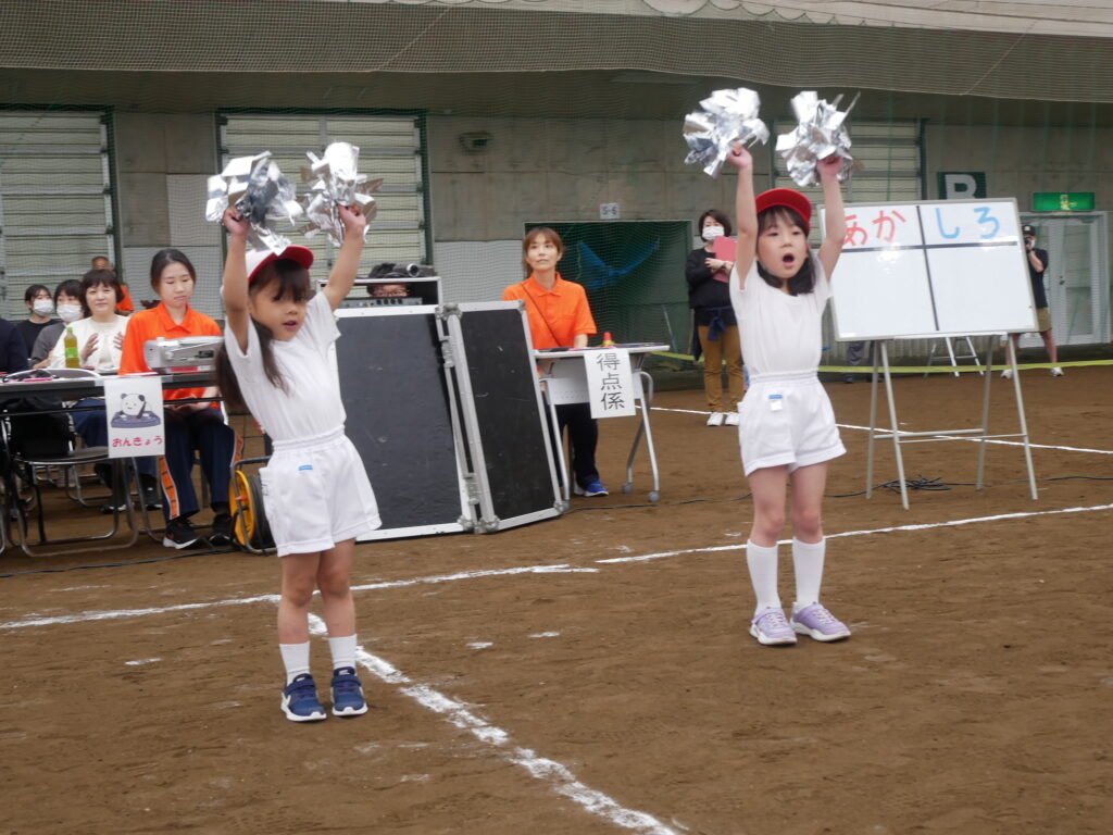 大きな声で応援する園児たち