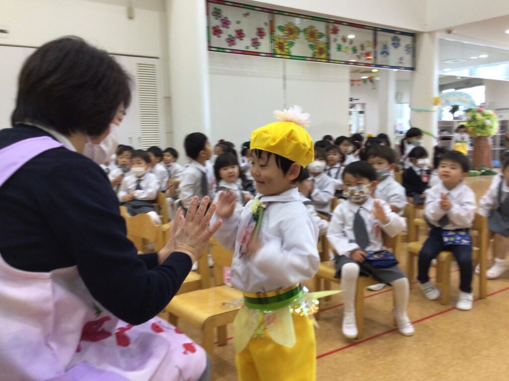 園長先生とハイタッチする園児たち