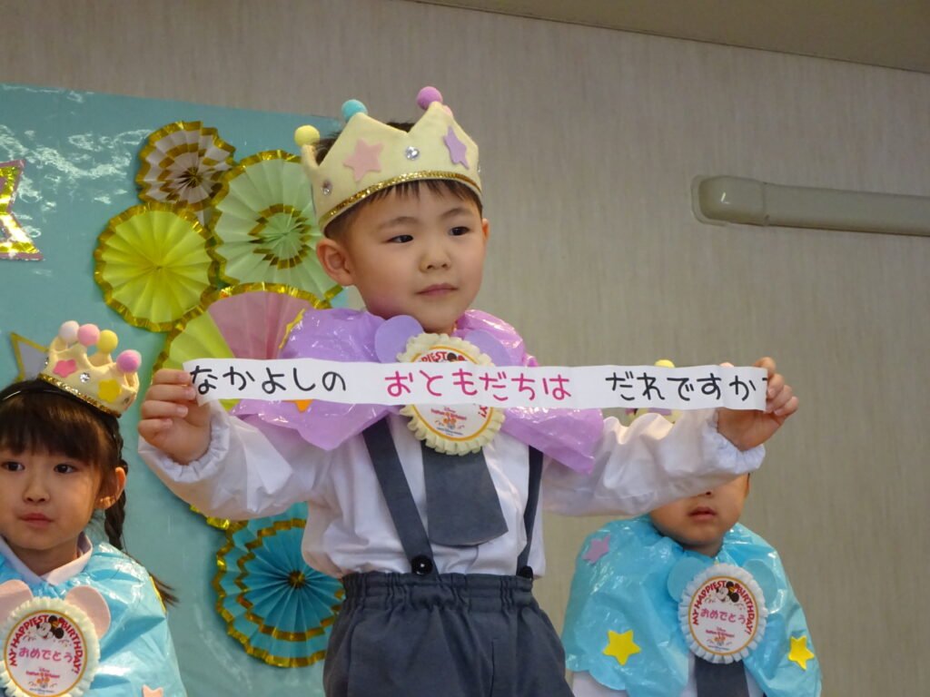 ガチャガチャから質問を引く誕生児