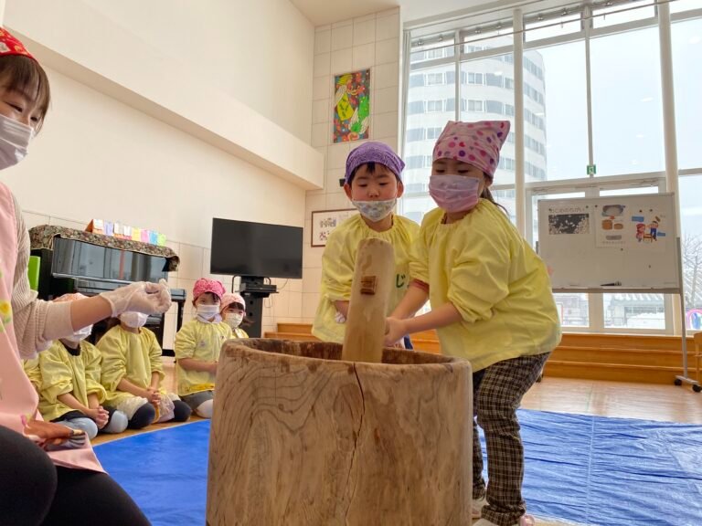 お餅つきをするのは初めての子がほとんどで、「くっついちゃうー！」「なんか重たいなあ…。」など、楽しみながらついていました。