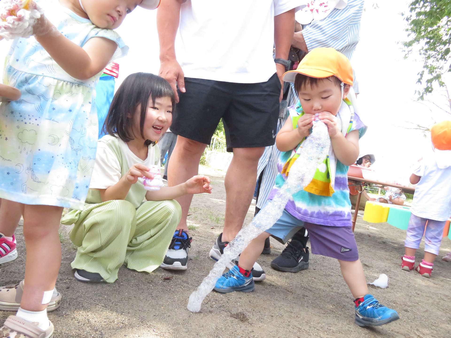 泡製造機で田の隅園児たち