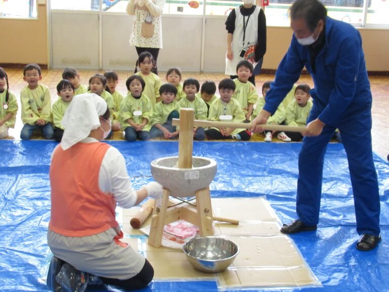 田中さんのおもちつきを見る子どもたち