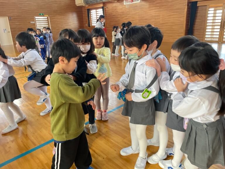 小学生とたくさん交流し、仲良くなることができました