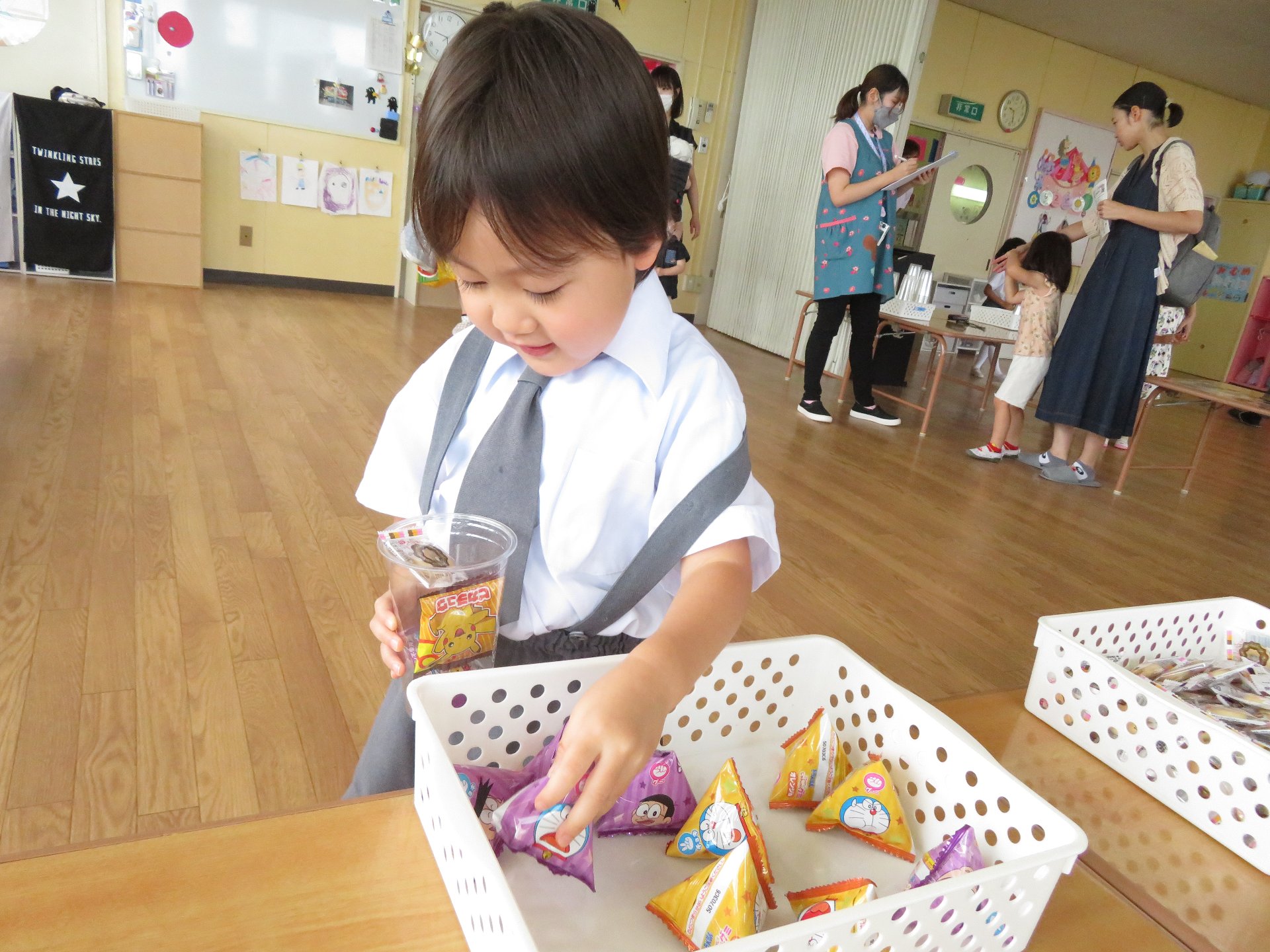 お菓子の詰め合わせを作って楽しむ園児たち