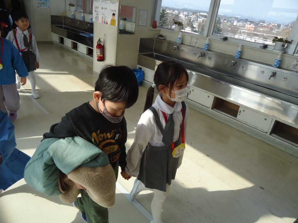 1年生と共に学校探検をする園児たち