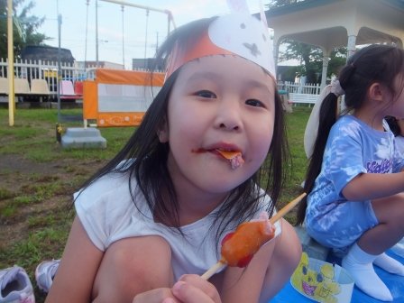 園庭で夕食を食べる園児たち