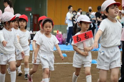 入場行進をする園児たち