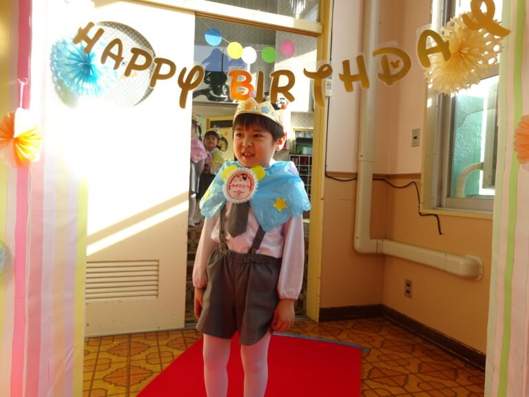 かわいい衣装を着た誕生児