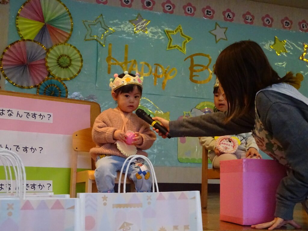 インタビューに答える誕生児