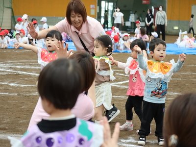 お遊戯を披露する園児たち