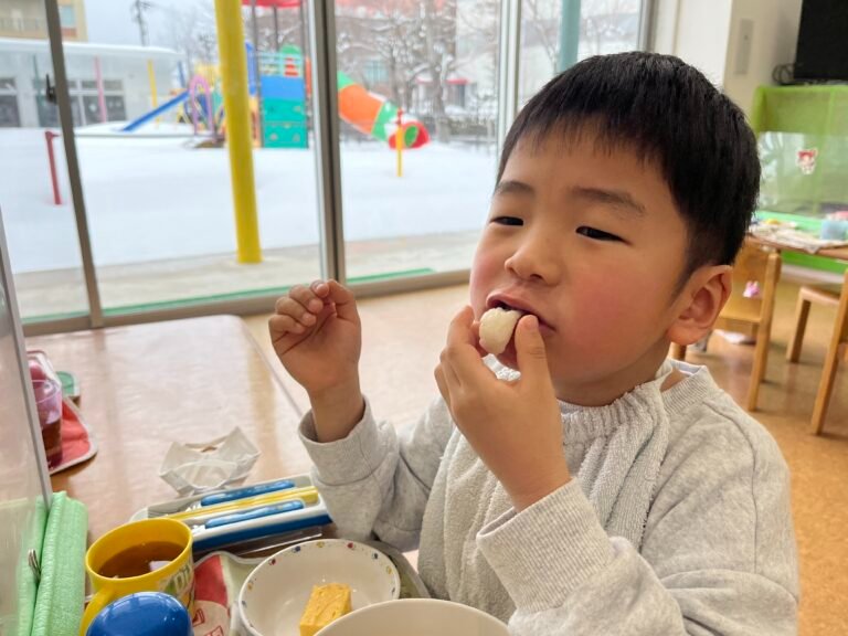 嬉しそうな顔で食べたりし、自分たちでついたお持ちの味を堪能していました